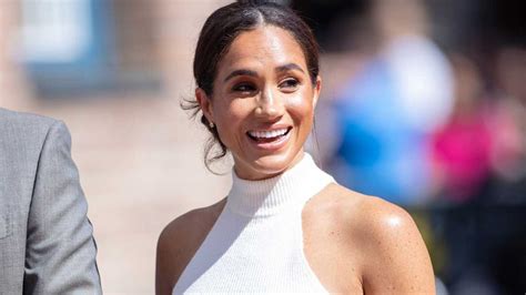 Meghan Markle shows off sculpted shoulders in cut。